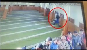 شفار يسرق أحذية المصلين أثناء صلاتهم