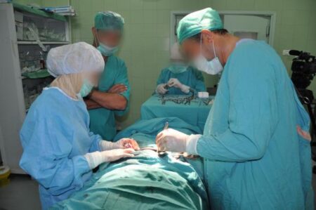 فضيحة:مستشفى الحسن الثاني يستنفر طاقمه الطبي لاستخراج ” قنينة ” زجاجية علقت بمؤخرة شاذ جنسيا فضيحة:مستشفى الحسن الثاني يستنفر طاقمه الطبي لاستخراج " قنينة " زجاجية علقت بمؤخرة شاذ جنسيا