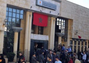 ازدحام كبير أمام إدارة الخزينة بأكادير يثير استياء عارما في نفوس المواطنين