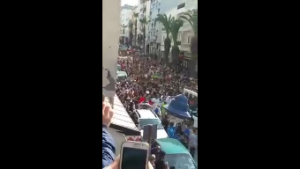 طوفان بشري في مسيرة “الاكفان من أجل الحياة” بمدينة الحسيمة