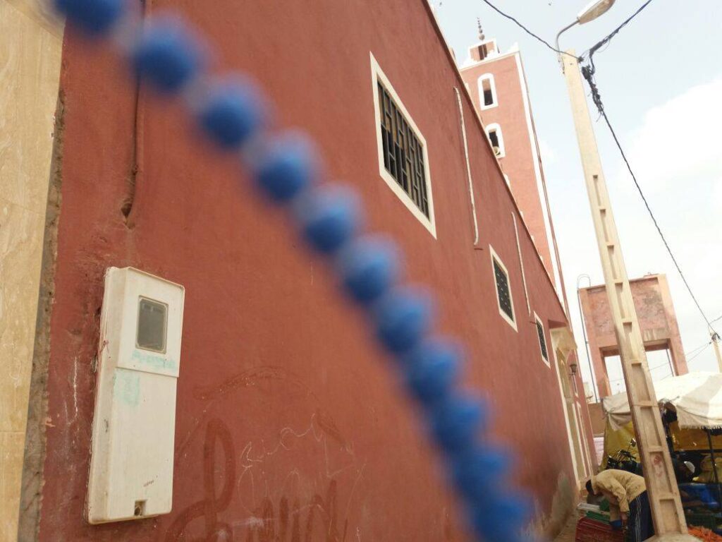 +فيديو:فضيحة غير مسبوقة:مصلون يستعينون بالهواتف الذكية لأداء الصلوات في الظلمات.