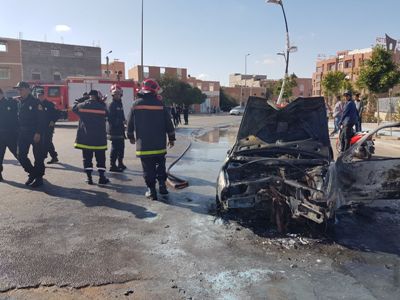 بالصور:سيارة تصطدم بعمود كهربائي وتحترق بالكامل وهذه هي التفاصيل