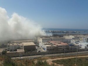 عااجل بالصور والفيديو:النيران لازالت مشتعلة بميناء أكادير وسحب دخان كثيف تغطي سماء المنطقة 2 6 7