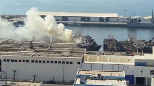 حصري عن حريق باخرة بميناء أكادير:الحريق أتى على الباخرة بكاملها وتسبب في غرقها 1 8 3