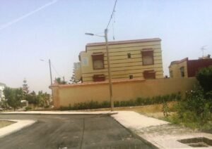 فضيحة عمرانية بأكادير: “فيلا” تحتل وسط طريق عمومي والعدوي مطالبة بالتدخل