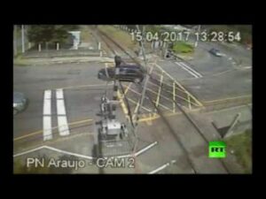 يا رب السلامة: شاهد لحظة اصطدام سيارة بقطار