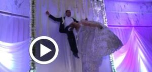 فيديو لا يصدق: عريس يسحر عروسه ويطير معها في الهواء بشكل غريب