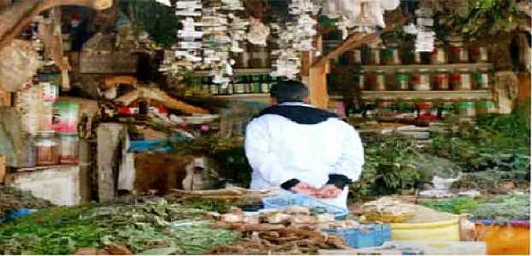 فتاة تفجر فضائح العشاب “بومزوي” وسط مجموعة واتساب، ورسائل فتيات و سيدات تكشف عن المفاجآت المخفية.