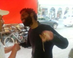 أكادير:(+صور). مشهد يُدمي القلب.. مُختل عقلي بأصابع نتنة، مُتقيّحة ودامية