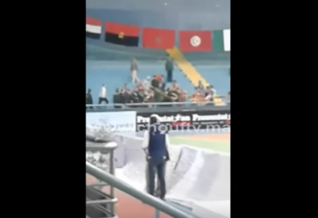 +فيديو :لحظة إعتداء الجماهير المصرية على رجال الشرطة بأكادير