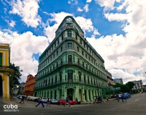 إجازة الملك في كوبا.. استأجر 96 غرفة بفندق في العاصمة لمدة عشر ليال