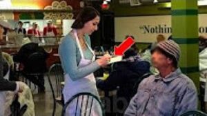 شوفو ما حدث: دخل متسول الى أحد المطاعم فرفضه الجميع ولكن عندما علموا من هو..