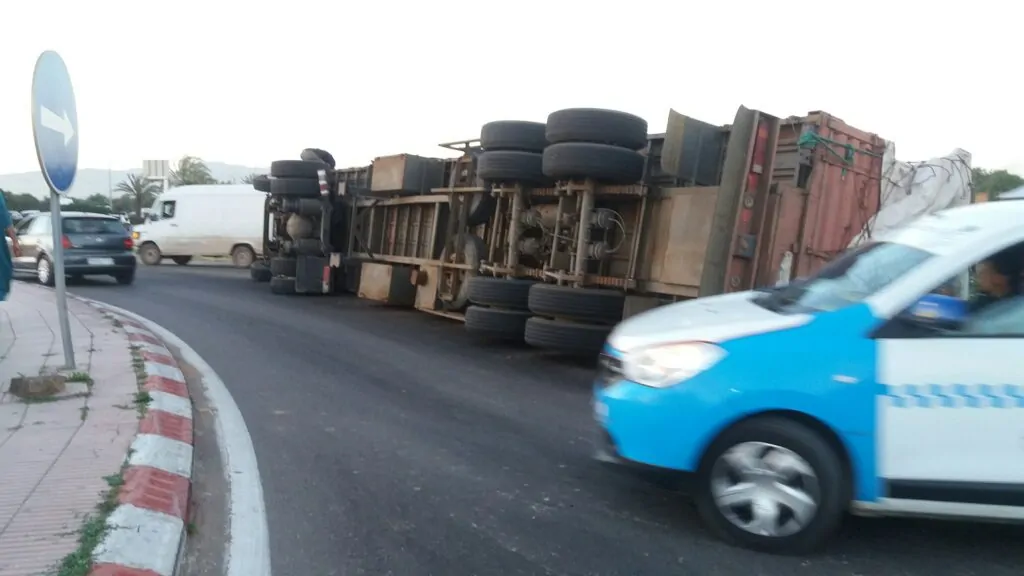 فاجعة:قتيل وجريح في اصطدام شاحنتين بأكادير