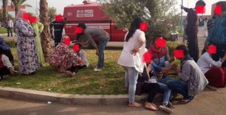 مثير بالصور:مديرية التعليم تؤكد أن نوبات هستيرية جماعية كانت وراء إغماء 54 تلميذة و تم علاجها بحقن مهدئة مثير بالصور:مديرية التعليم تؤكد أن نوبات هستيرية جماعية كانت وراء إغماء 54 تلميذة و تم علاجها بحقن مهدئة