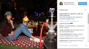 بالصور:منار تخلق ضجة بمدينة اكادير وهي تدخن “الشيشة”