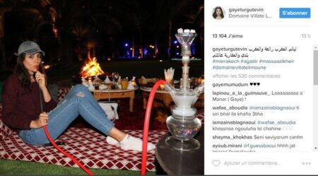 بالصور:منار تخلق ضجة بمدينة اكادير وهي تدخن “الشيشة”