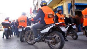 لص يتجول بدراجة رجل أمن بعد سرقتها بطريقة مثيرة ومخاوف من استعمالها في أعمالها إجرامية