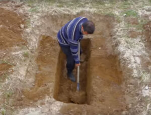 بالفيديو:مواطن مغربي  يحفر قبره ويهدد بدفن نفسه بسبب مكتب المطارات