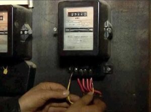 عائلات ميسورة وشخصيات سياسية معروفة ضبطت في حالة تلبس بالاستفادة من الإنارة العمومية بأساليب مغشوشة