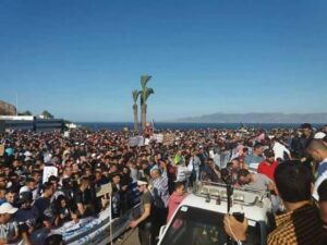 عااجل:حراك الحسيمة يتحدى”العسكرة” ويرفض التخوين ويجدد رفض التهميش في مسيرة ضخمة