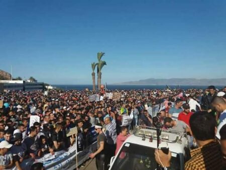 عااجل:حراك الحسيمة يتحدى"العسكرة" ويرفض التخوين ويجدد رفض التهميش في مسيرة ضخمة
