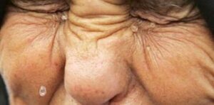 رجل أعمال معروف احتجز والدته المسنة وسلبها ممتلكاتها