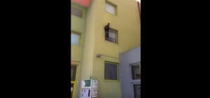 بالفيديو..شاب يهدد بالانتحار وسط كوميسارية