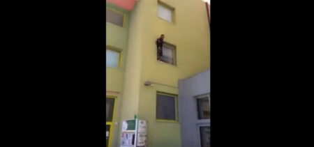 بالفيديو..شاب يهدد بالانتحار وسط كوميسارية