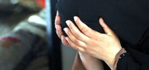 صادم:أم تقتل ابنها الصغير وتلوذ بالفرار بعد إخبار جارتها هاتفيا بتفاصيل الجريمة