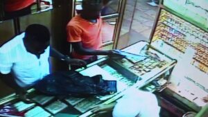 عصابة من المهاجرين الأفارقة بتيزنيت تسرق محل بيع المجوهرات بطريقة ماكرة لا تخطر على بال أحد