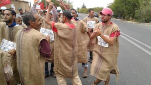 بالصور : الجوع يخرج عمال زراعيين للاحتجاج بلباس خنشة شمرتل بتارودانت