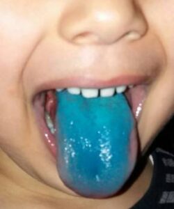 +صورة:حلويات جد خطيرة تباع قرب مدارس أكادير، و صحة وسلامة التلاميذ في خطر