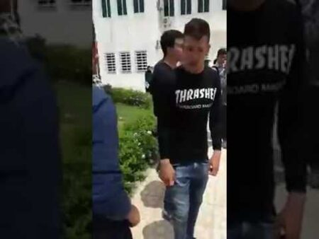 بالفيديو:طلبة الحسيمة “يحاكمون” حصاد في حلقية داخل الحرم الجامعي ويطالبون مسؤولا بالكف عن التدخين احتراما للطلبة