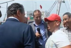 +فيديو: صياد بمرسى الحسيمة ل”أخنوش” : “ماعندي بو الوقت دابا”