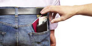 وضع حافظة النفود في الجيب الخلفي يعرضك لمتاعب صحية