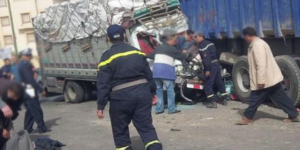 نفوق عدد كبير من قطيع الدجاج في حادث اصطدام شاحنتين واحدة محملة بالدجاج وهذه هي التفاصيل