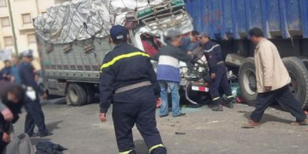 نفوق عدد كبير من قطيع الدجاج في حادث اصطدام شاحنتين واحدة محملة بالدجاج وهذه هي التفاصيل
