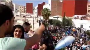 ناصر الزفزافي يخطب من فوق سطح بيته والأمن يتربص به لإعتقاله بالحسيمة