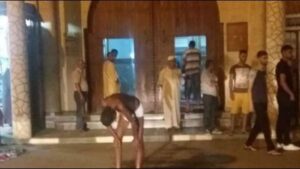 شاب يقتحم المسجد مع صلاة التراويح ويشبع المصلين ضربا بعد أن نزع ملابسه بالكامل