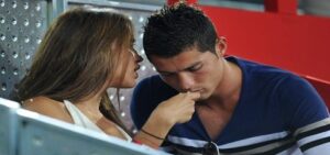 فضائح جنسية تلاحق رونالدو وصديقته "أليسا" تشكك في رجولته 10 1