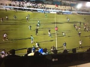 السيبة في مباراة الحسيمة و تادلة الجماهير تجتاح الملعب