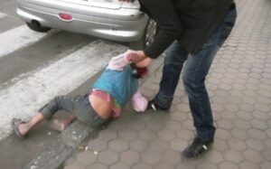 إختطاف طفل ”زُهري” من جدته وانتزاعه منها بالقوة