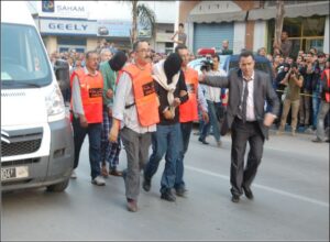 اعتقال “مختل عقليا” أضرم النار في سيارة وتهجم على رجل سلطة