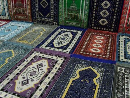 عاااجل:جمارك أكادير تضرب بقوة و توقف شاحنين محملتين "بزرابي للصلاة" لبيعها في شهر رمضان