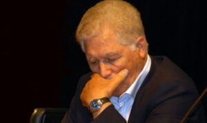 العروي بحزن: أقول لزوجتي.. بعد خمسين سنة من الزواج.. اقترب الوداع.. فهل نلتقي