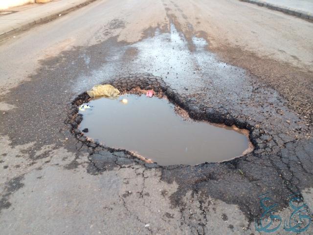 طرقات حي المزار بأيت ملول تحمل شعار “بين كل حفرة وحفرة حفرة “