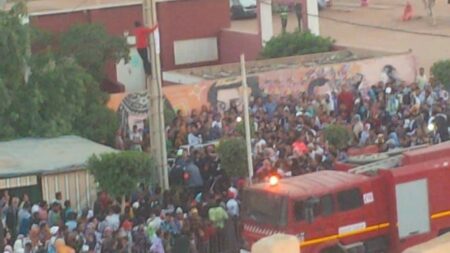 عاجل ..فتاة تتسلق عمود كهرباء بطانطان وتهدد بالانتحار
