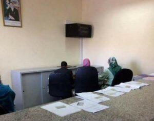 أجنبي يلتقط صورة لموظفين يهجرون واجبهم نحو مائدة الافطار