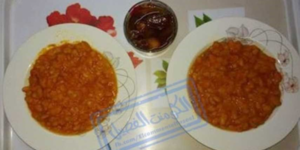 مؤثر بالصورة:زوج يفطر على طعام أعدته زوجته المتوفاة منذ عام ويعتذر عن عدم إفطاره بجانب قبرها