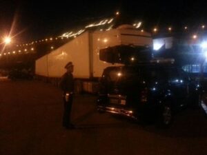 بالصور:جمارك أكادير تحجز شاحنتين محملتين بأكثر من 50 طنا من الأحذية والألبسة المهربة